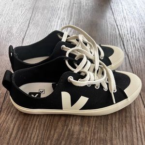 Woman Veja Wata II low top sneakers in black
